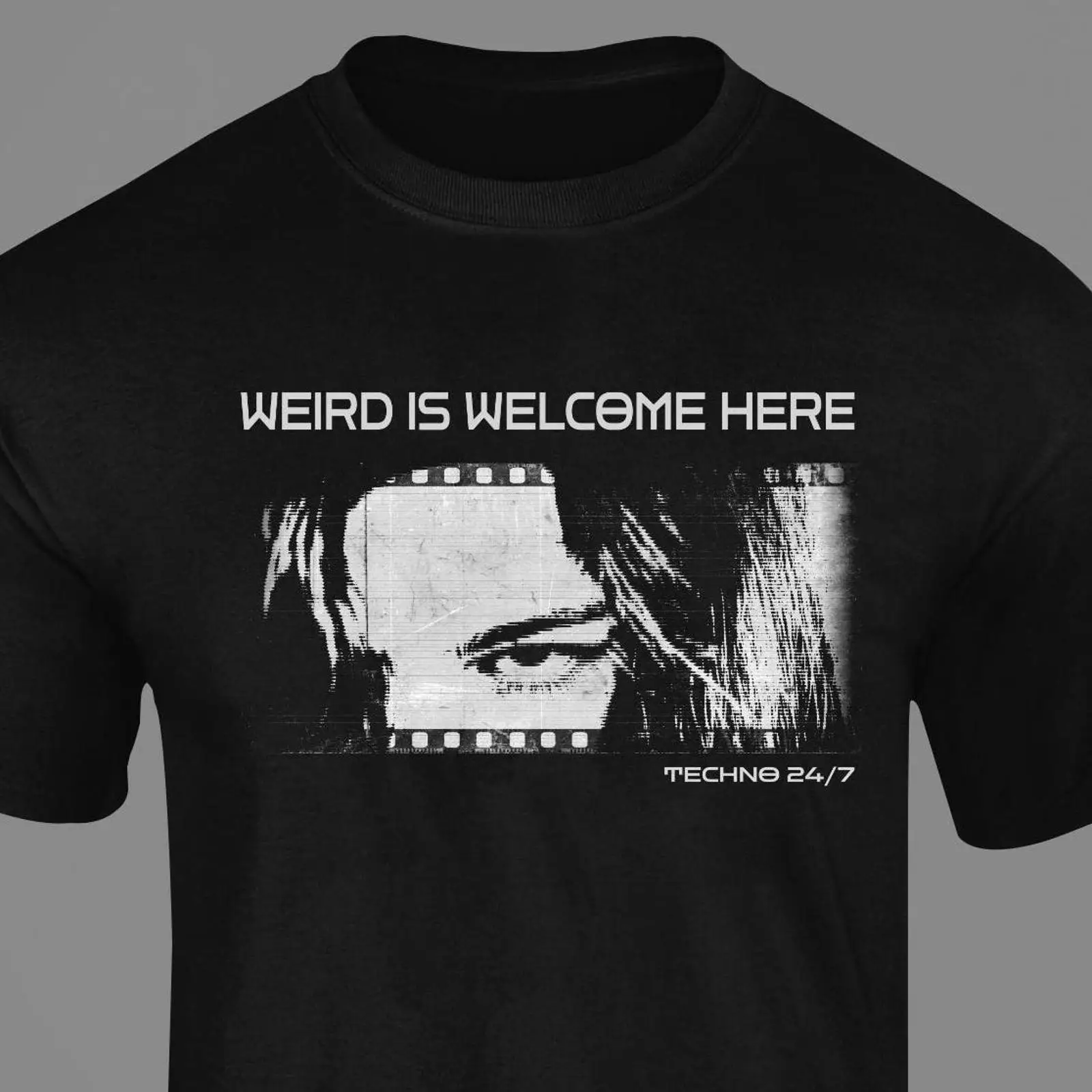 Vintage Fashion Berlin - Weird is Welcome Here T-Shirt für