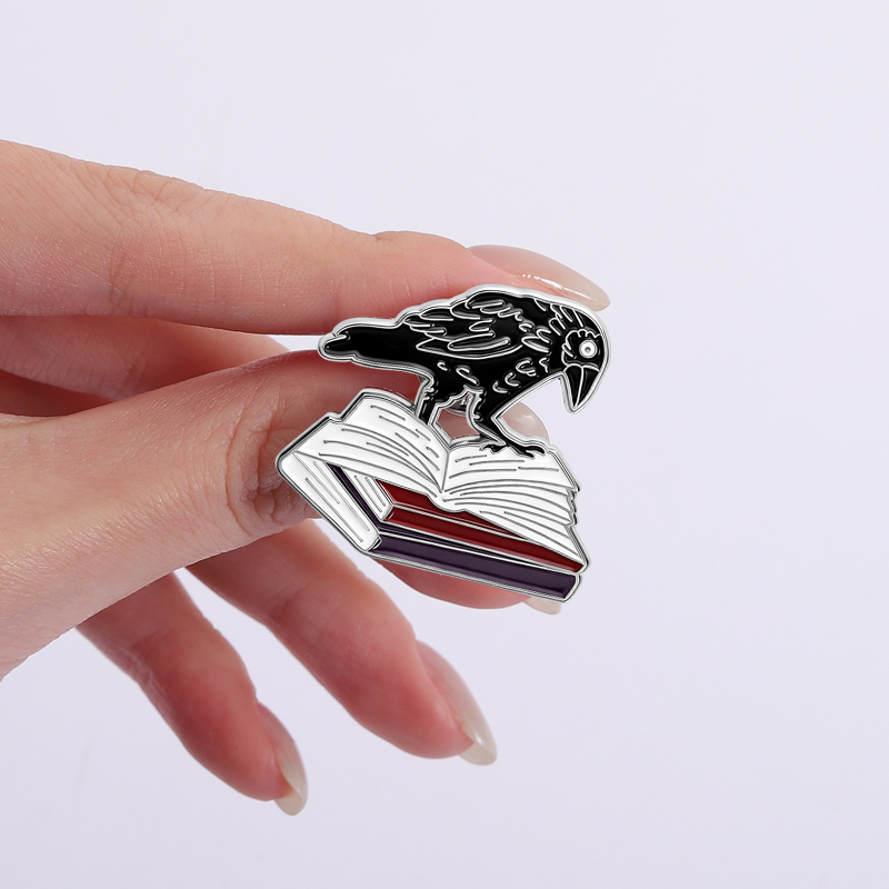 Dark Gothic Raven Emaille Pin  – Vintage Fashion Books Bewertung und Preis
